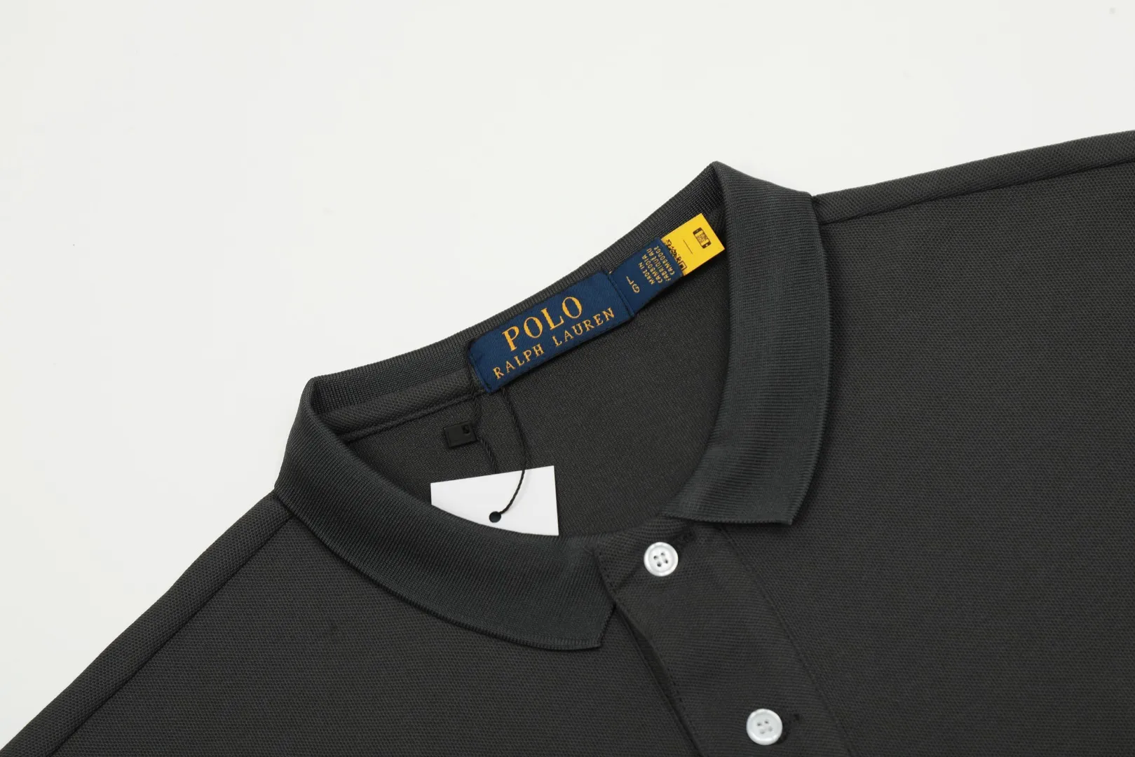 🅿️152 "Top quality" Style number: DS001# (not off the shelves all year round) [Ralph Lauren classic pony embroidered lapel POLO short sleeves] ✅Ralph Lauren Ralph Lauren classic basic versatile POLO short sleeves ✅Main supply platform live broadcast Wholesale entities will be replenished when out of stock Not removed from the shelves ✅ZP quality 1:1 version Scan the code to enter the GF website Z cabinet quality ✅Detailed quality The only one in Guangzhou Imported pique fabrics Mainly high-end, cost-effective and good quality. Needless to say, the version is restored to the original version. The maximum size can be worn up to 210 pounds. Loose, comfortable and stress-free. ✅Wear for work and life. Suitable for various occasions. A must-have recommendation for couples. Size:
